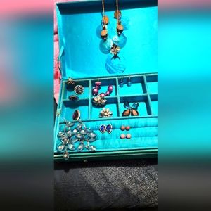 A women's turquoise shell necklace set